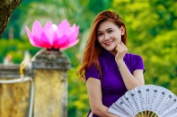 Hoa khôi trường Dược ngọt ngào trong áo dài tím mộng mơ