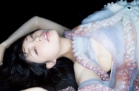 Người mẫu cosplay quằn quại chụp ảnh với bạch tuộc khổng lồ