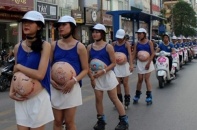 Siêu thị Kids Plaza cho các nữ nhân viên giả bụng bầu trượt patin gây náo loạn 