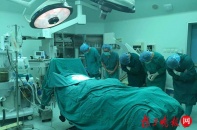 Tập thể y bác sỹ cúi đầu trước sự ra đi ý nghĩa của chàng trai trẻ