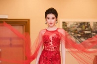 Huyền My thướt tha, gợi cảm với đầm xuyên thấu