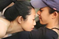 Cuộc sống hai mặt của cô gái vừa lấy chồng, vừa cưới bạn gái