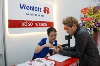 Dân Hà Nội thử vận may với Vietlott ngày đầu mở bán