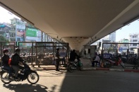 Nguy hiểm Hà Nội cho phép trông giữ xe dưới gầm cầu vượt