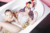 Phi Thanh Vân cùng con trai tạo dáng trong bồn tắm