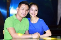 Hàng trăm người căng băng rôn đòi chồng Jennifer Phạm ra mặt