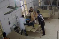 Bác sĩ bất ngờ bị bệnh nhân đạp mạnh vào bụng khi đang khám