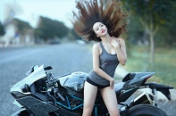 Ngắm chân dài sexy bên siêu moto Kawasaki Ninja H2 