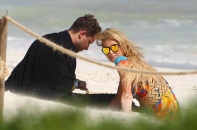 Paris Hilton âu yếm bạn trai bí ẩn trên bãi biển Tatum