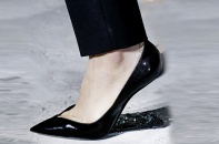Giày không gót gây sốc của Saint Laurent