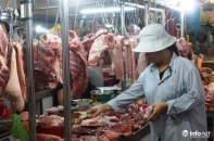 Ai đang "ăn dày" khi giá lợn hơi xuống đáy, thịt lợn siêu thị giá vẫn cao vút?