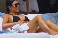 Kim Kardashian cực nóng bỏng với bikini