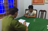 Nữ kế toán bị kẻ lạ kề dao, ép lên đồi lục tài sản