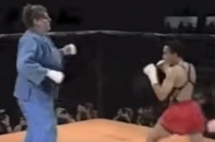Người khổng lồ Judo đè bẹp võ sĩ MMA