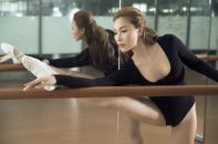 Quỳnh Thư khoe chân dài miên man trên sàn tập múa ballet