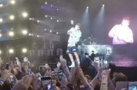 Justin Bieber bị fan ném chai nước suýt trúng mặt vì từ chối hát bài mới 