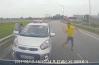 Tài xế taxi đi ngược chiều, doạ đánh người bị tước bằng lái
