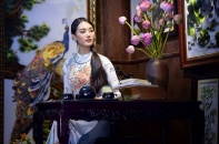 Thiếu nữ mặc áo dài khoe vẻ sang trọng, quý phái bên tranh lụa