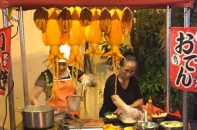 Mực khổng lồ "gây náo loạn" phố cổ Hà Nội