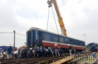 Hiện trường cẩu tàu hỏa trật bánh ở ga Yên Viên
