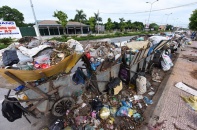 Hàng nghìn tấn rác thải nằm chờ trên đường phố thủ đô
