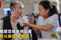Cảm phục nữ sinh đưa cha bệnh tật đến trường đại học để tiện chăm sóc