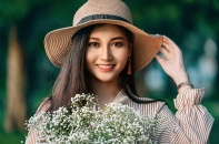 Hot girl Huyền Trần đẹp tinh khôi bên loài hoa tháng 10 Hà Nội