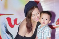 Phi Thanh Vân mặc áo lệch vai, khoe ngực "khủng" 