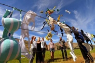 Hàng rào treo toàn áo ngực phụ nữ thành điểm du lịch hút khách