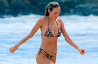 Thiên thần nội y Candice mặc bikini lộ bụng bầu 
