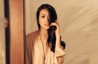 Lệ Hằng sexy với váy ngủ lụa 