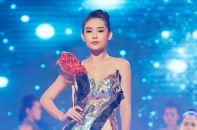 Ngân Anh làm vedette trên sàn diễn thời trang