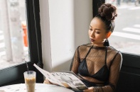 Thảo Trang để hở nội y với áo trong suốt