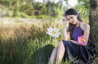 Nữ sinh xinh đẹp, gợi cảm khoe lưng trần e ấp bên sen