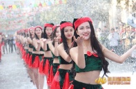Sinh viên tự làm show Victoria"s Secret để mừng Giáng sinh và năm mới