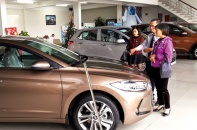 Mua ô tô cận Tết: Xe nhập đội giá cả trăm triệu đồng