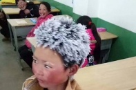 Xót xa cậu bé tóc bị đóng băng vì đi bộ đến trường trong giá lạnh