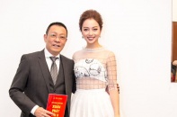 Jennifer Phạm mặc váy xuyên thấu bên MC Lại Văn Sâm