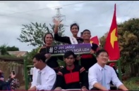 Hoa hậu H"Hen Niê đi máy cày về buôn làng
