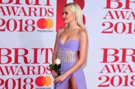 Nữ ca sĩ xoạc chân tạo dáng, để lộ nội y trên thảm đỏ BRIT Awards