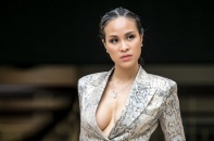 Phương Mai liên tục giữ áo vì sợ lộ ngực 