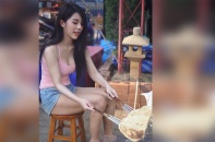 Cô gái bán bánh "hút hồn" khách nhờ vẻ ngoài "ngọt lịm"