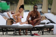 Người mẫu gốc Việt sexy trên bãi biển cùng bạn trai mới