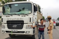 Tước giấy phép lái xe của tài xế lái xe tải chạy ngược chiều ở Thanh Hóa