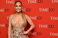 Jennifer Lopez đẹp hút hồn ở tuổi 48