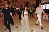 Kim mặc xuyên thấu, được dàn vệ sĩ hộ tống vào khách sạn ở Las Vegas