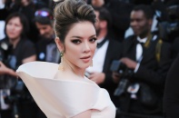 Lý Nhã Kỳ khoác áo choàng thêu cảnh vịnh Hạ Long lên thảm đỏ Cannes