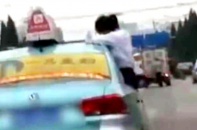 Nữ sinh làm bài tập trên nóc taxi đang chạy, khiến bố bị đuổi việc