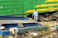 Hai tàu hàng đâm trực diện, 2 đầu máy, 4 toà tàu "bay" khỏi đường ray