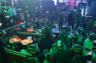 Đột kích quán bar lúc rạng sáng, phát hiện nhiều hung khí nguy hiểm